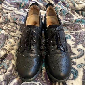 Dromedaris Gaby hand sewn leather shoes size 42 Black with silver studs.